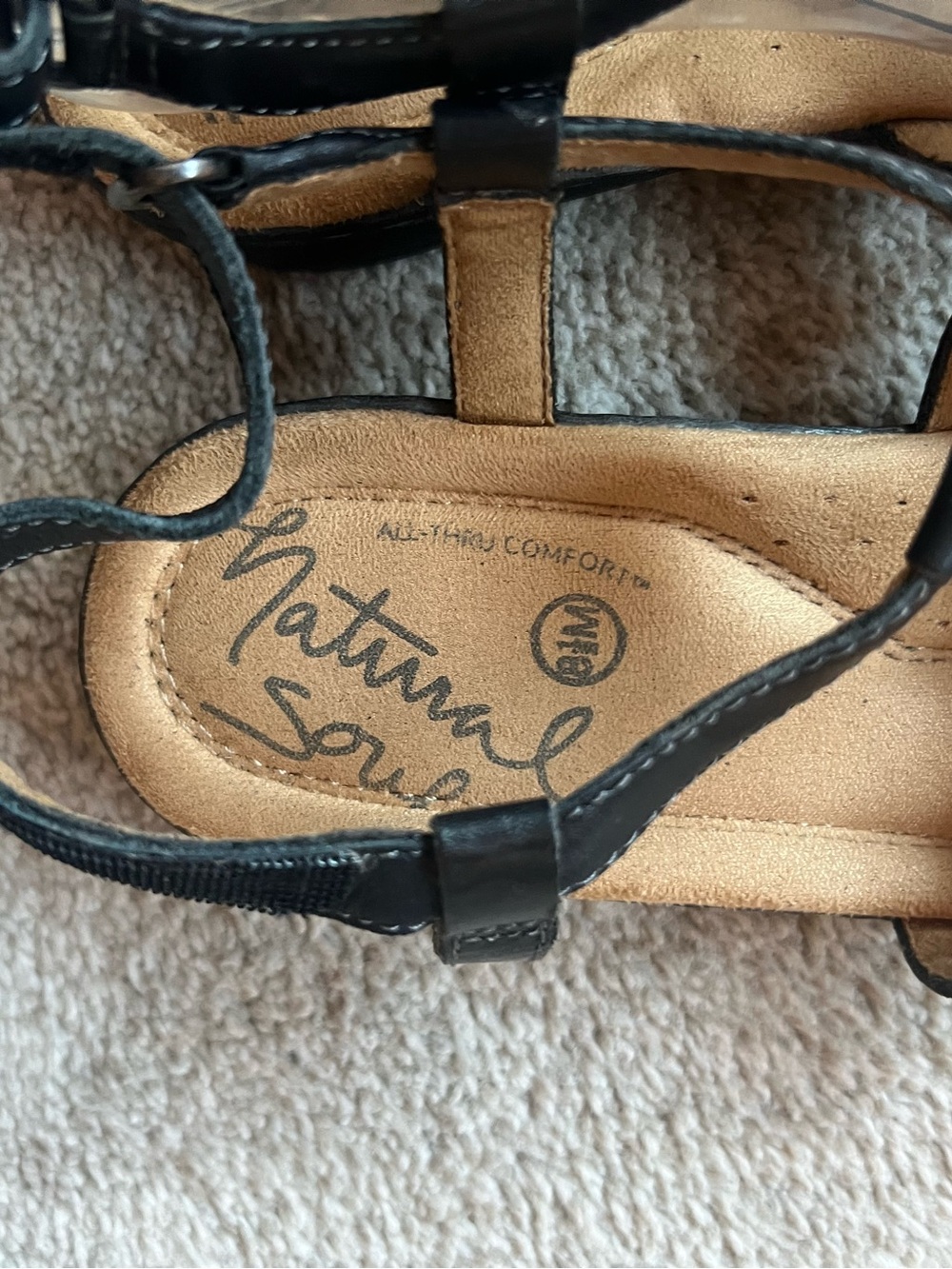 Natural Soul Black Leather T-Strap Women's Sandals 8.5 Silver Medallion - Picture 14 of 14